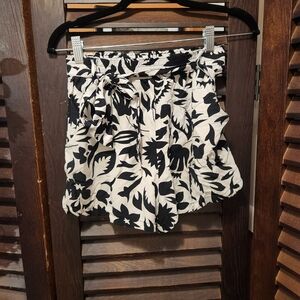 Amisu Monochrome Leaf Print Shorts